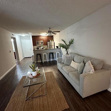 Incredible Two Bedroom Hollywood Apartments Free Parking ロサンゼルス エクステリア 写真
