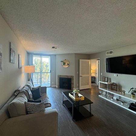 Incredible Two Bedroom Hollywood Apartments Free Parking ロサンゼルス エクステリア 写真