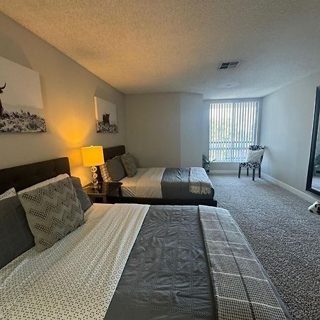 Incredible Two Bedroom Hollywood Apartments Free Parking ロサンゼルス エクステリア 写真