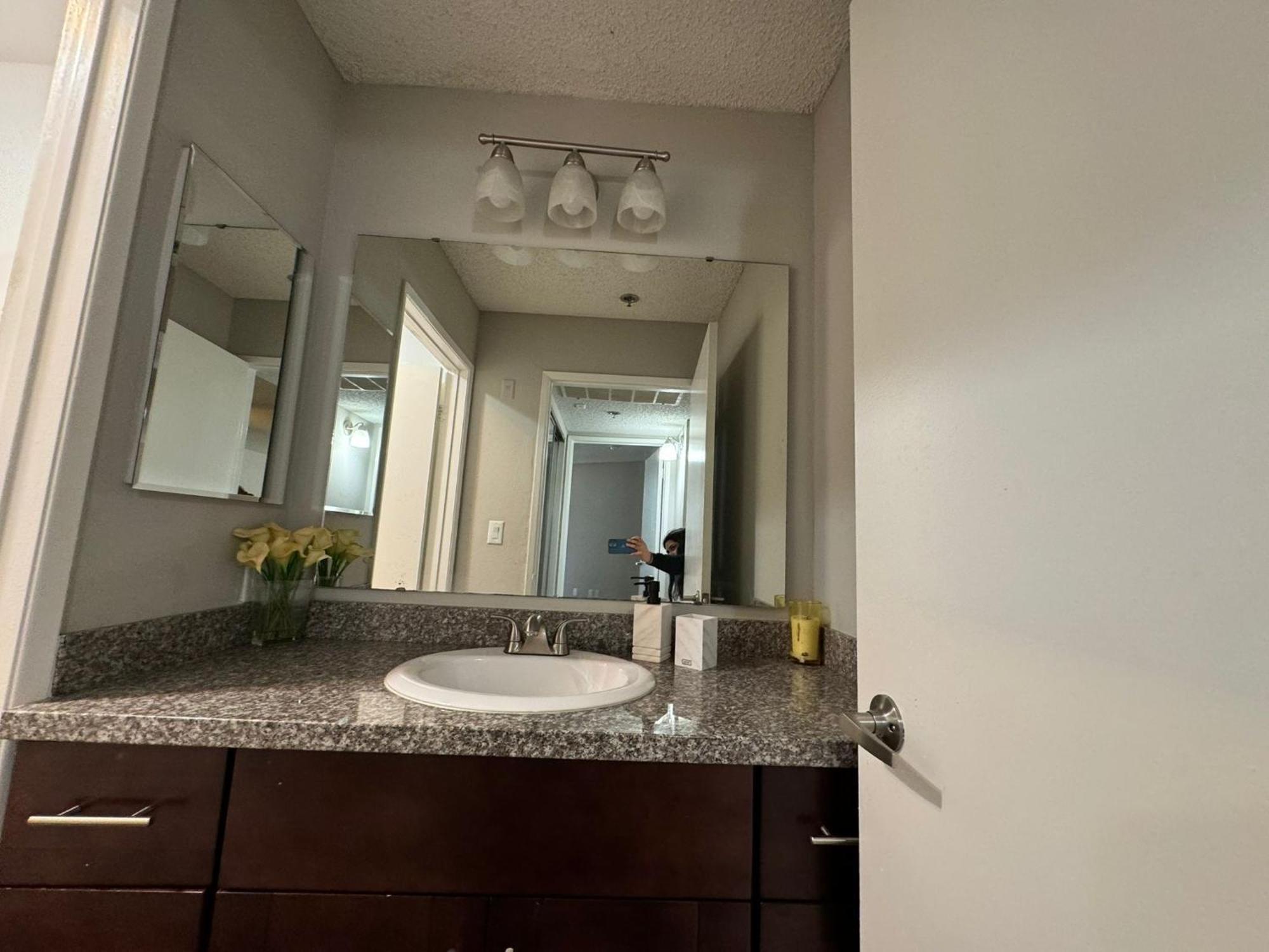 Incredible Two Bedroom Hollywood Apartments Free Parking ロサンゼルス エクステリア 写真