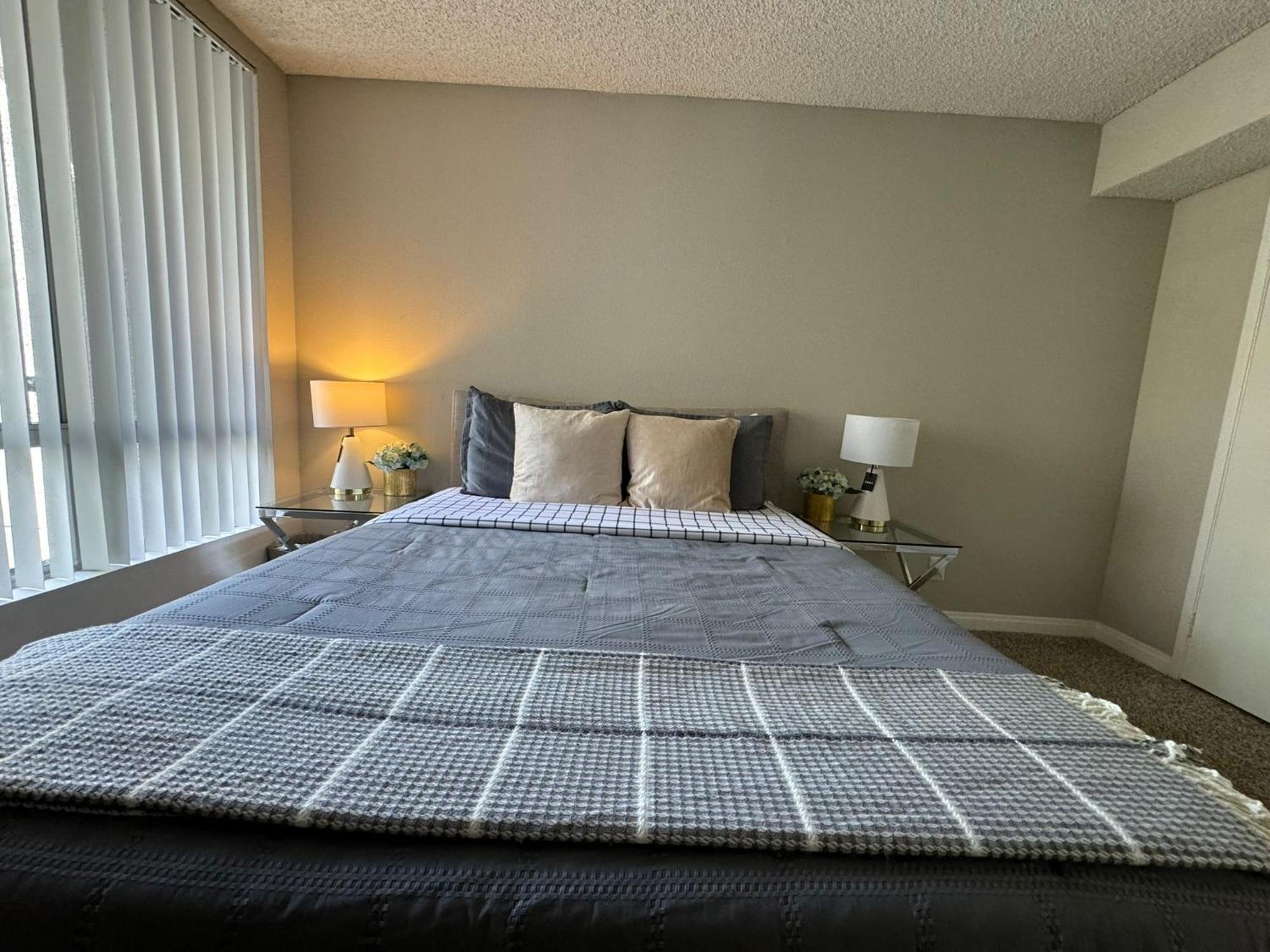 Incredible Two Bedroom Hollywood Apartments Free Parking ロサンゼルス エクステリア 写真
