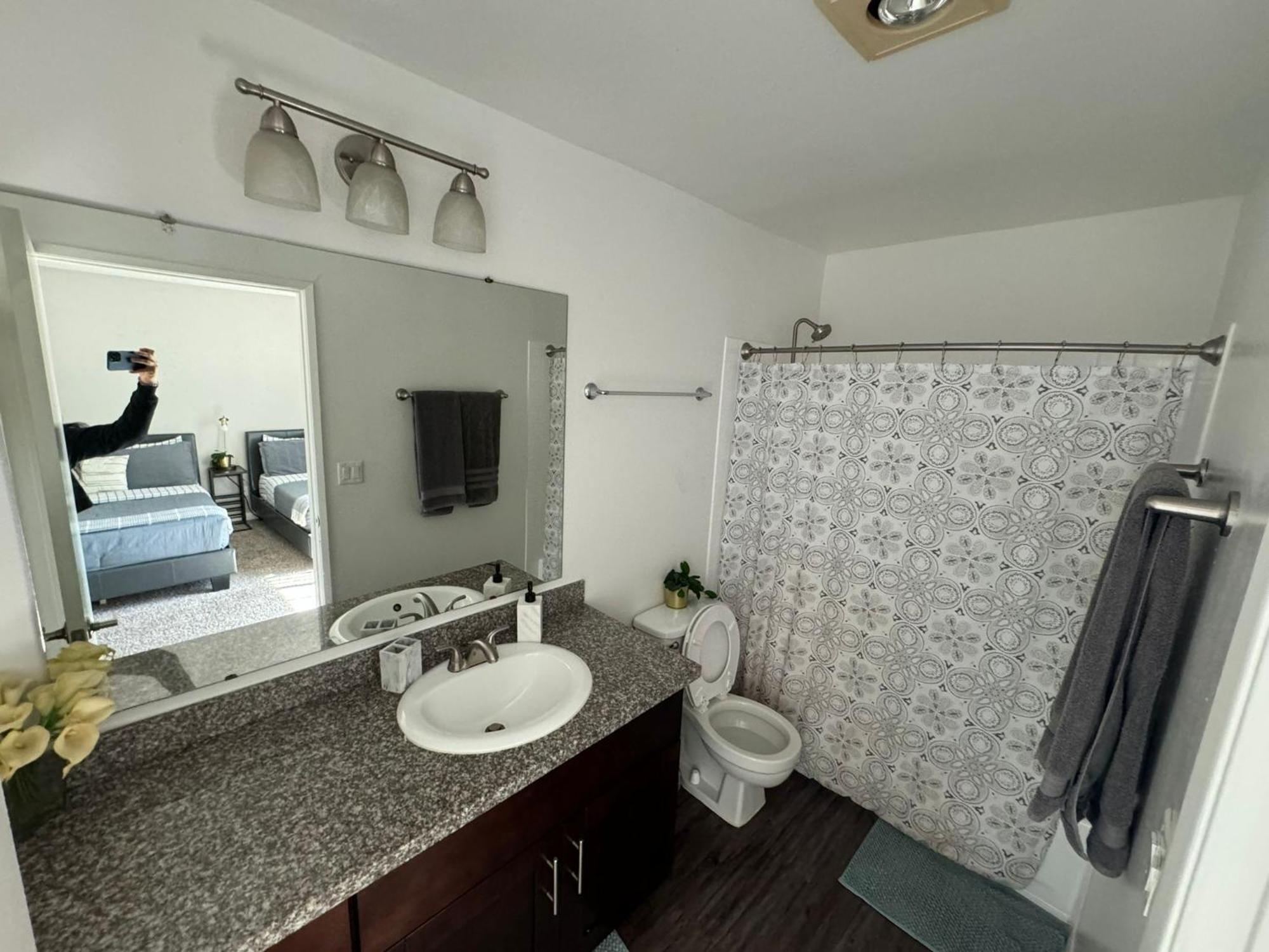 Incredible Two Bedroom Hollywood Apartments Free Parking ロサンゼルス エクステリア 写真
