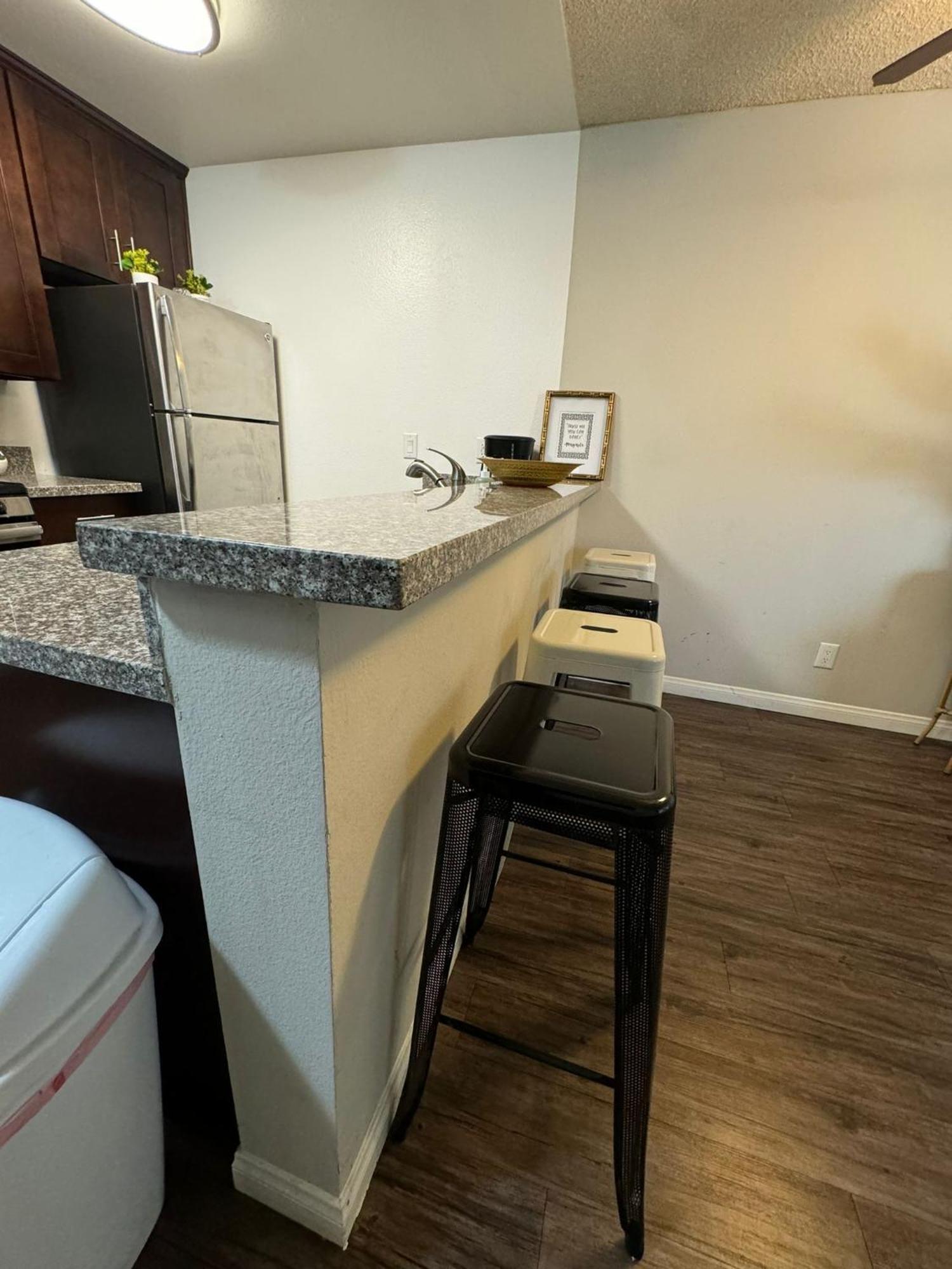 Incredible Two Bedroom Hollywood Apartments Free Parking ロサンゼルス エクステリア 写真