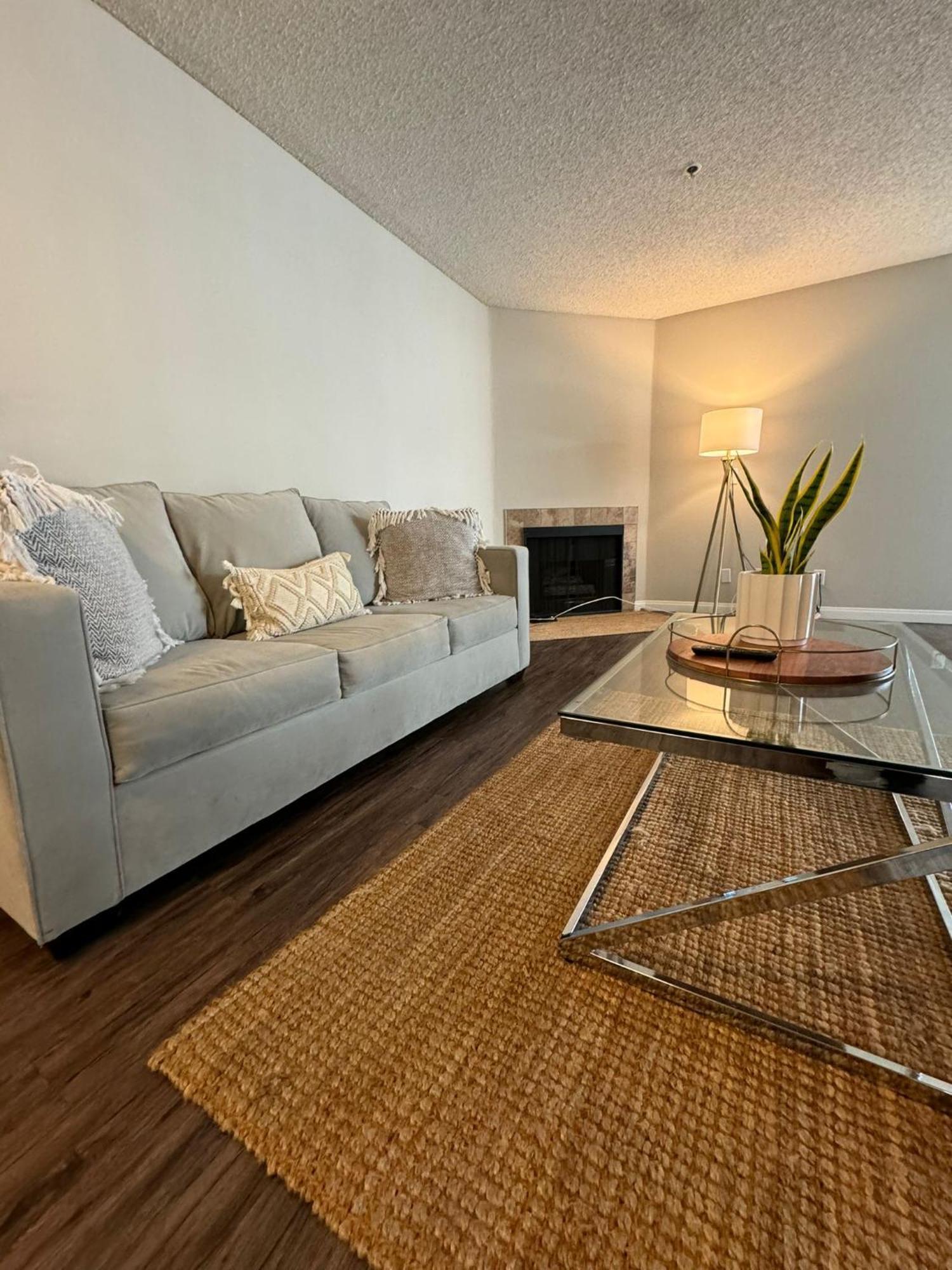 Incredible Two Bedroom Hollywood Apartments Free Parking ロサンゼルス エクステリア 写真