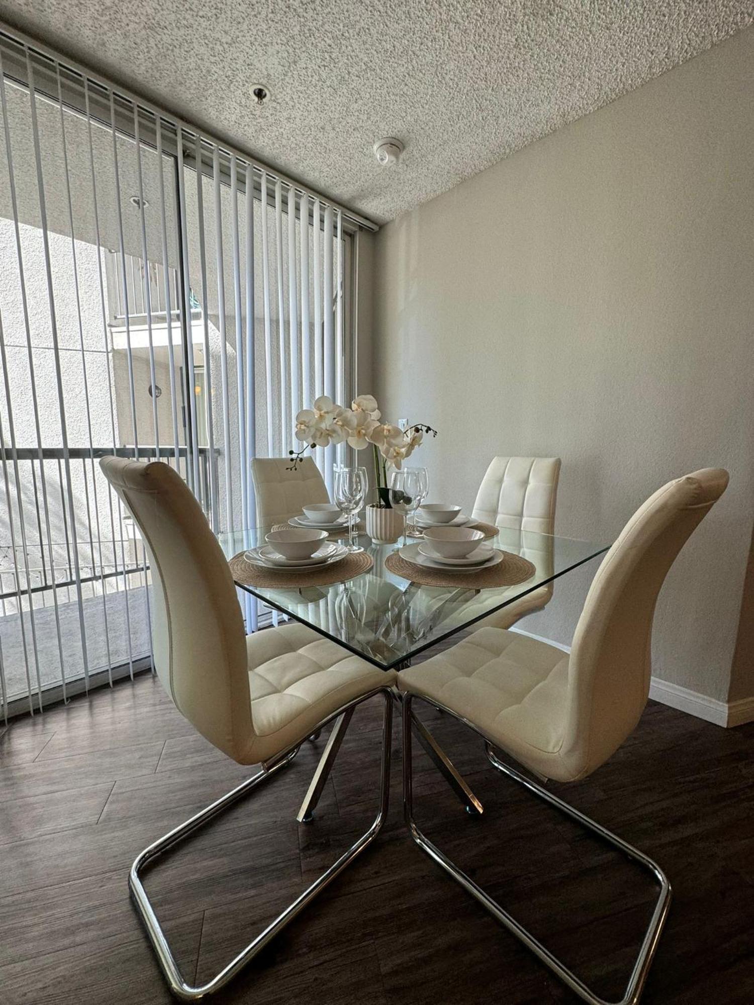 Incredible Two Bedroom Hollywood Apartments Free Parking ロサンゼルス エクステリア 写真