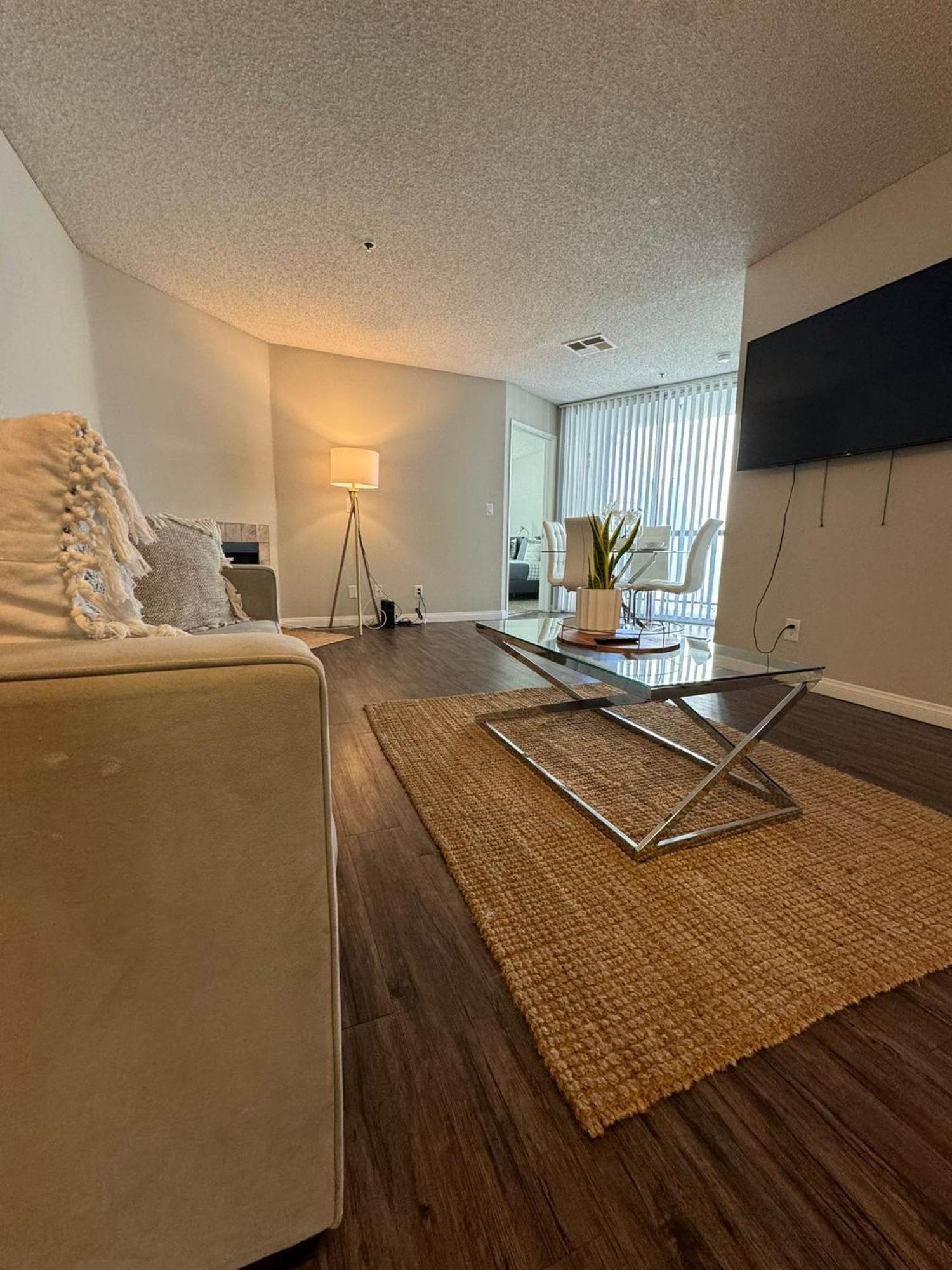 Incredible Two Bedroom Hollywood Apartments Free Parking ロサンゼルス エクステリア 写真