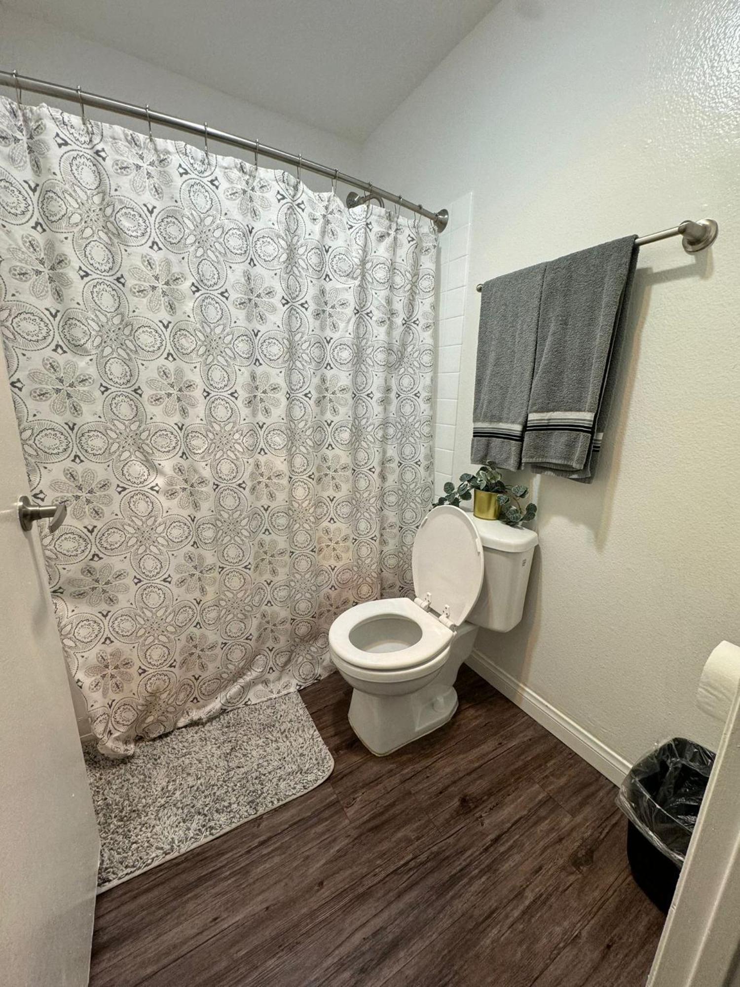 Incredible Two Bedroom Hollywood Apartments Free Parking ロサンゼルス エクステリア 写真