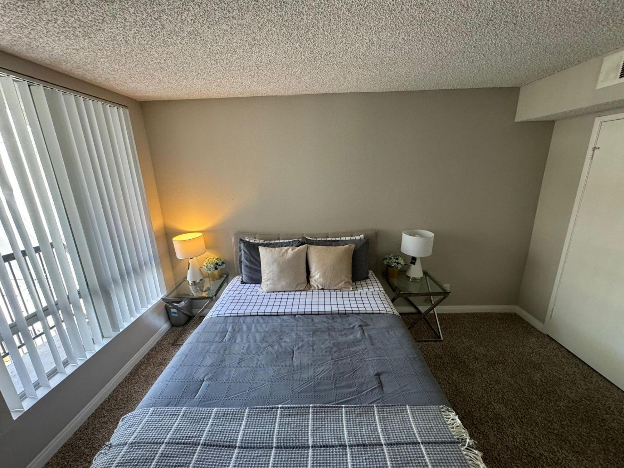 Incredible Two Bedroom Hollywood Apartments Free Parking ロサンゼルス エクステリア 写真