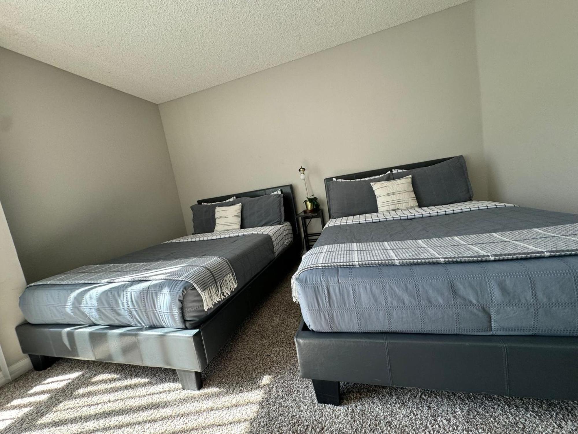 Incredible Two Bedroom Hollywood Apartments Free Parking ロサンゼルス エクステリア 写真