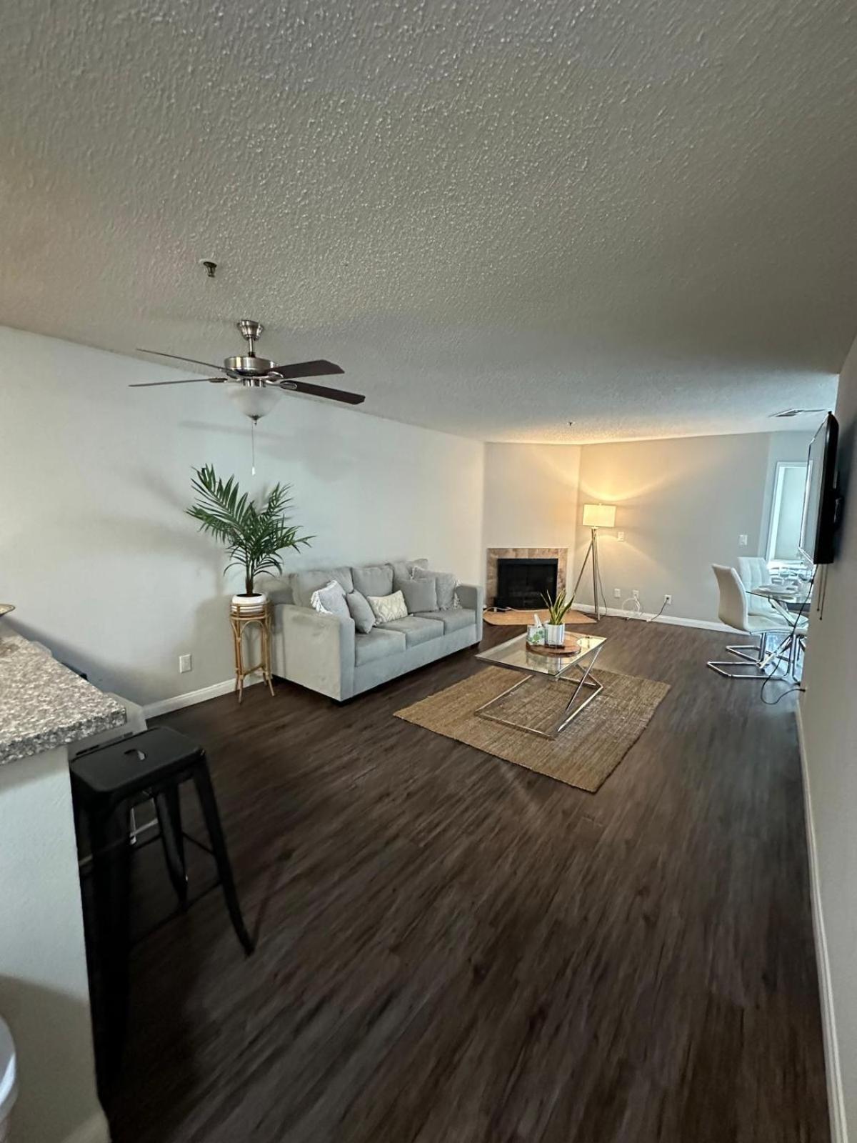 Incredible Two Bedroom Hollywood Apartments Free Parking ロサンゼルス エクステリア 写真
