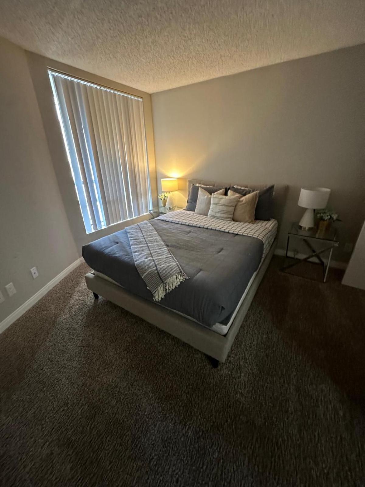 Incredible Two Bedroom Hollywood Apartments Free Parking ロサンゼルス エクステリア 写真