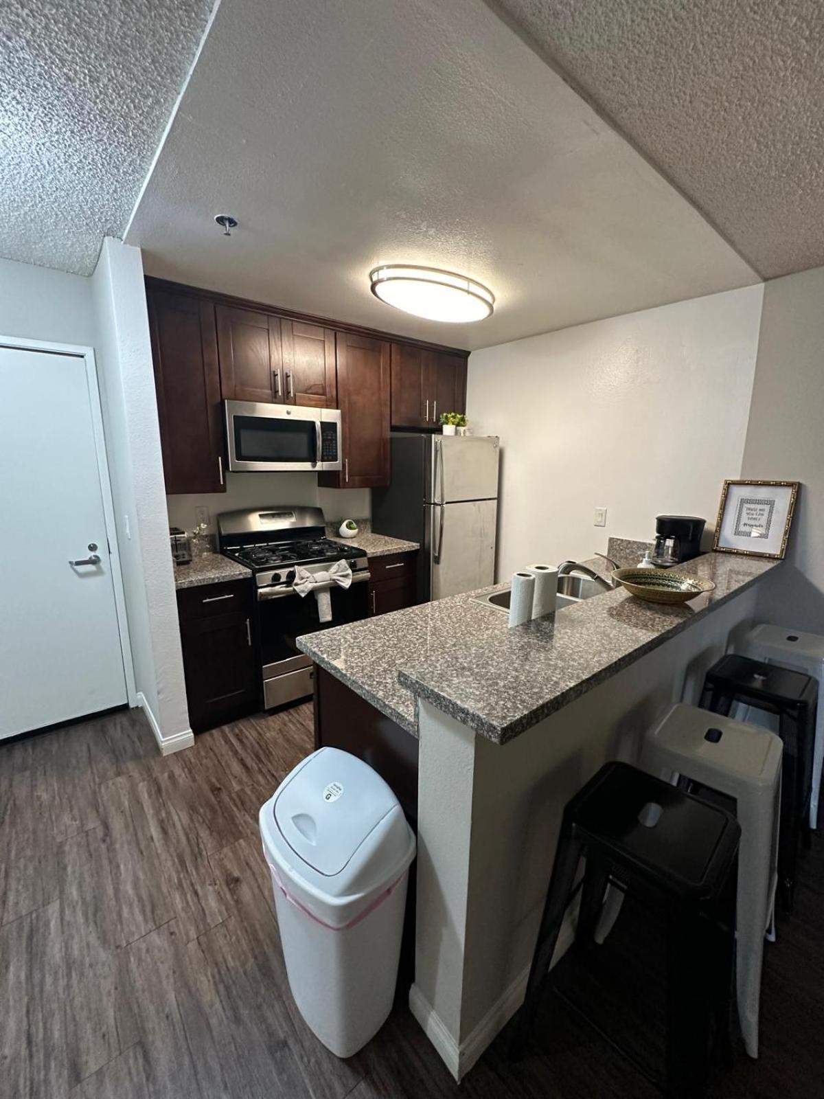 Incredible Two Bedroom Hollywood Apartments Free Parking ロサンゼルス エクステリア 写真