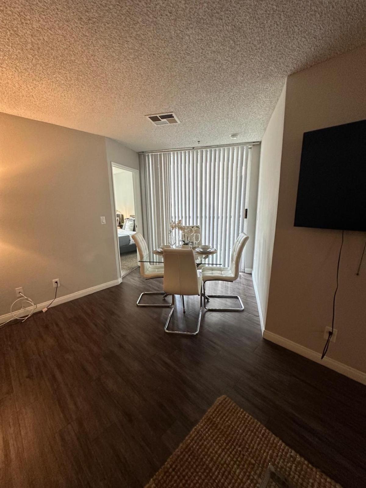 Incredible Two Bedroom Hollywood Apartments Free Parking ロサンゼルス エクステリア 写真