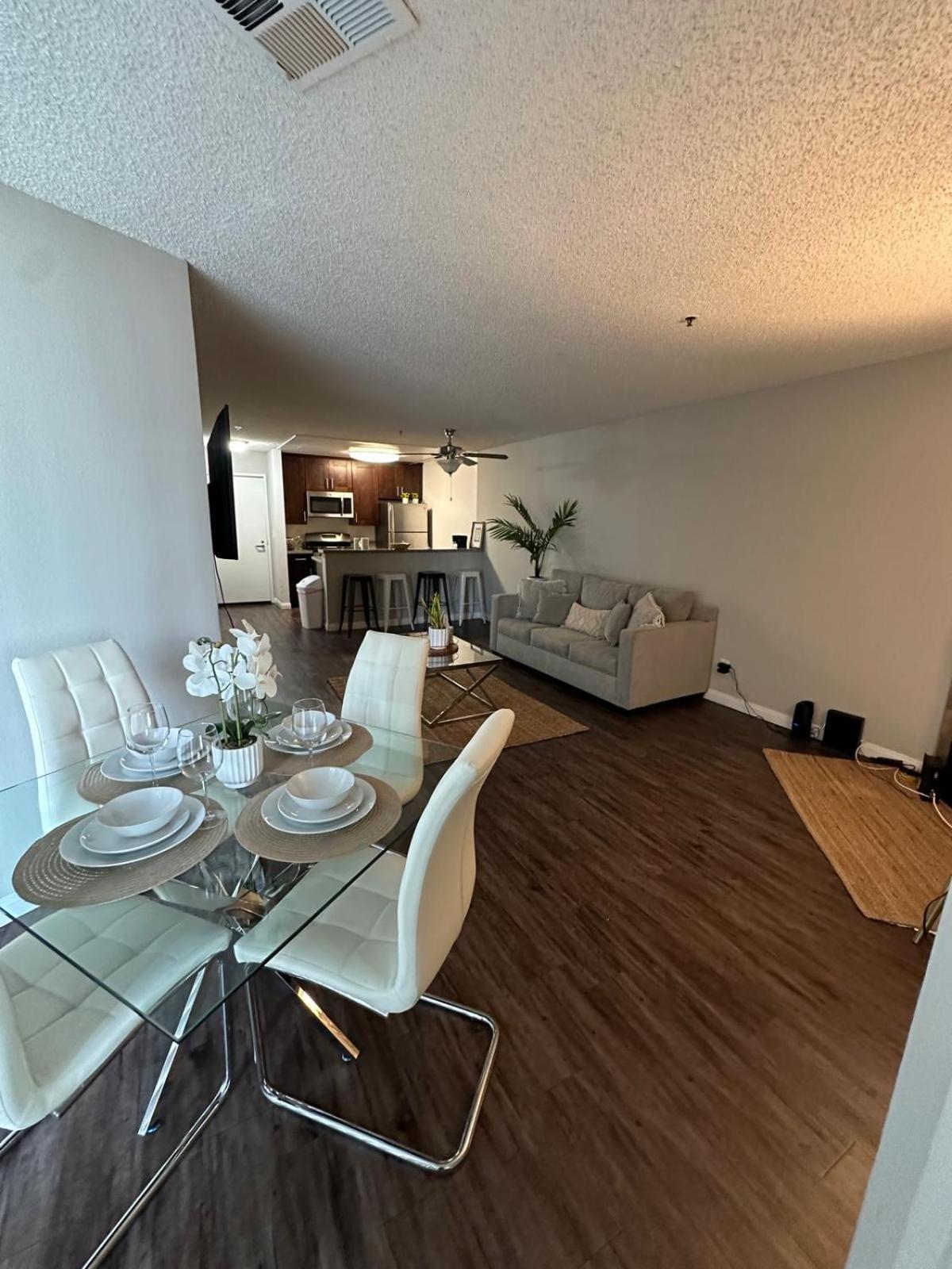 Incredible Two Bedroom Hollywood Apartments Free Parking ロサンゼルス エクステリア 写真