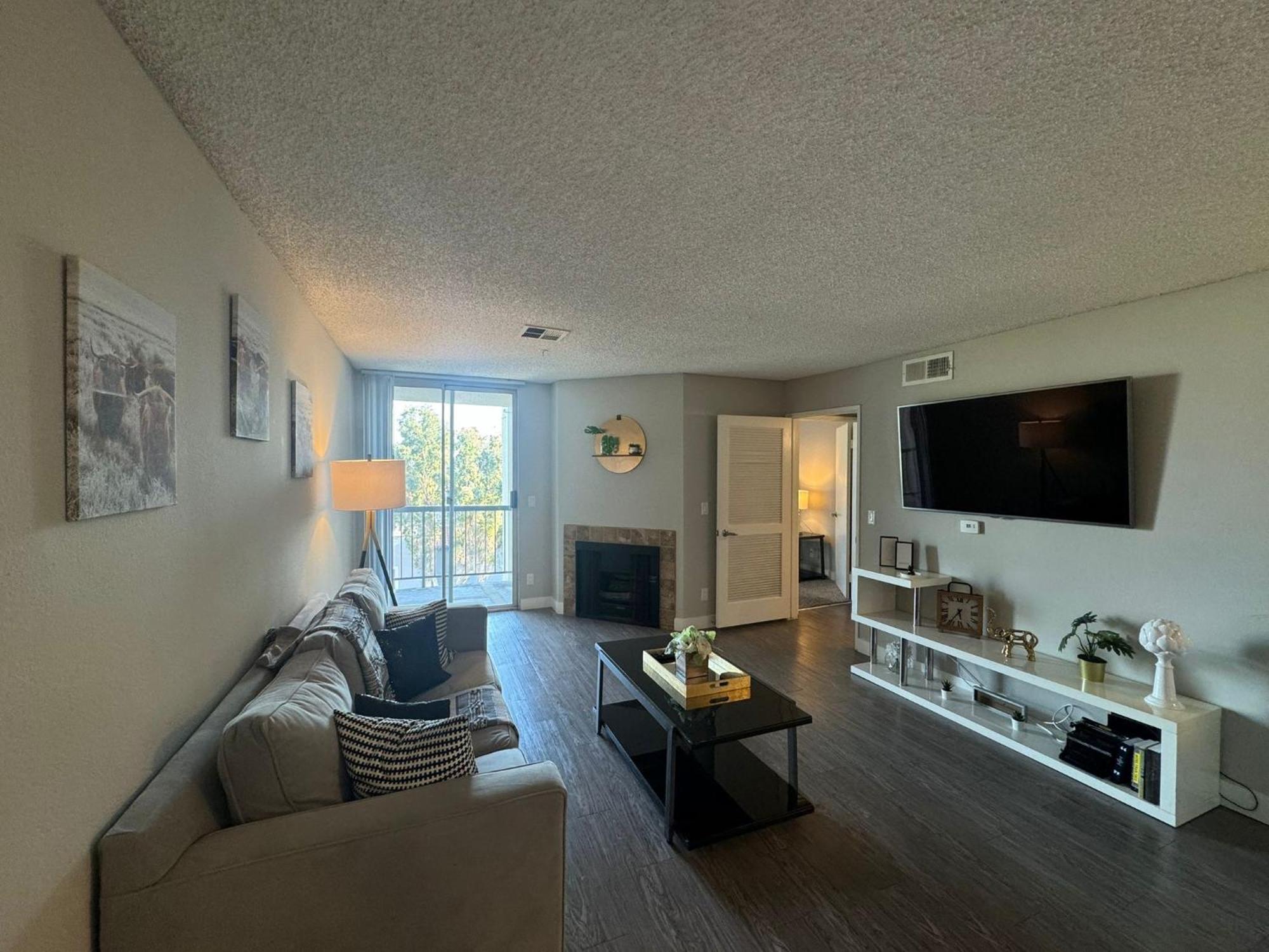 Incredible Two Bedroom Hollywood Apartments Free Parking ロサンゼルス エクステリア 写真