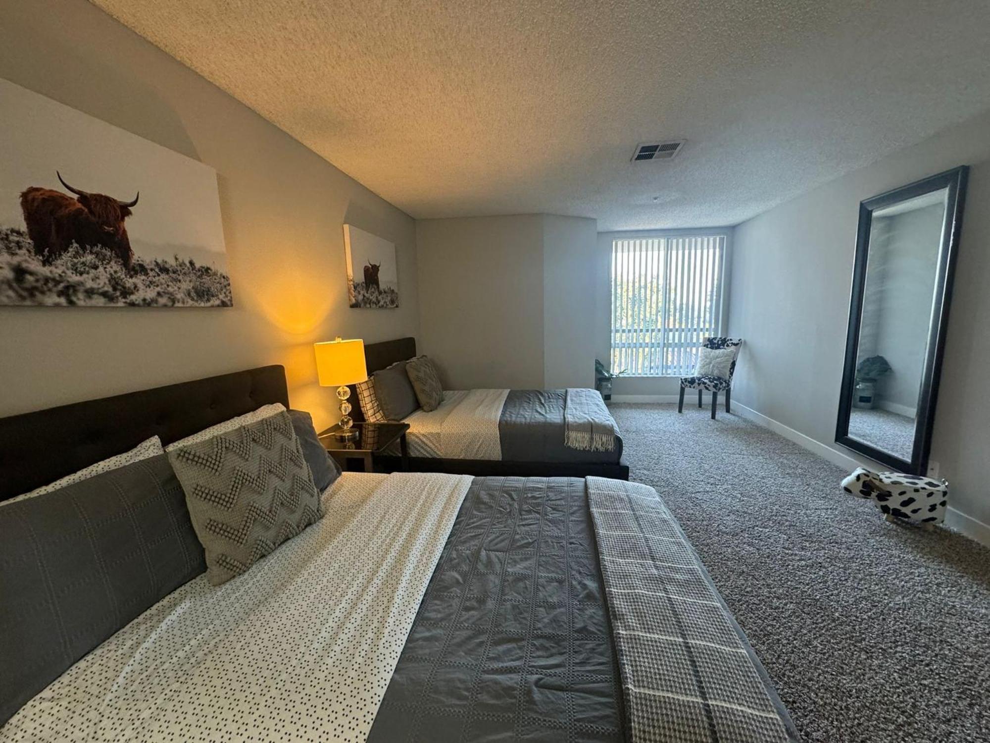 Incredible Two Bedroom Hollywood Apartments Free Parking ロサンゼルス エクステリア 写真