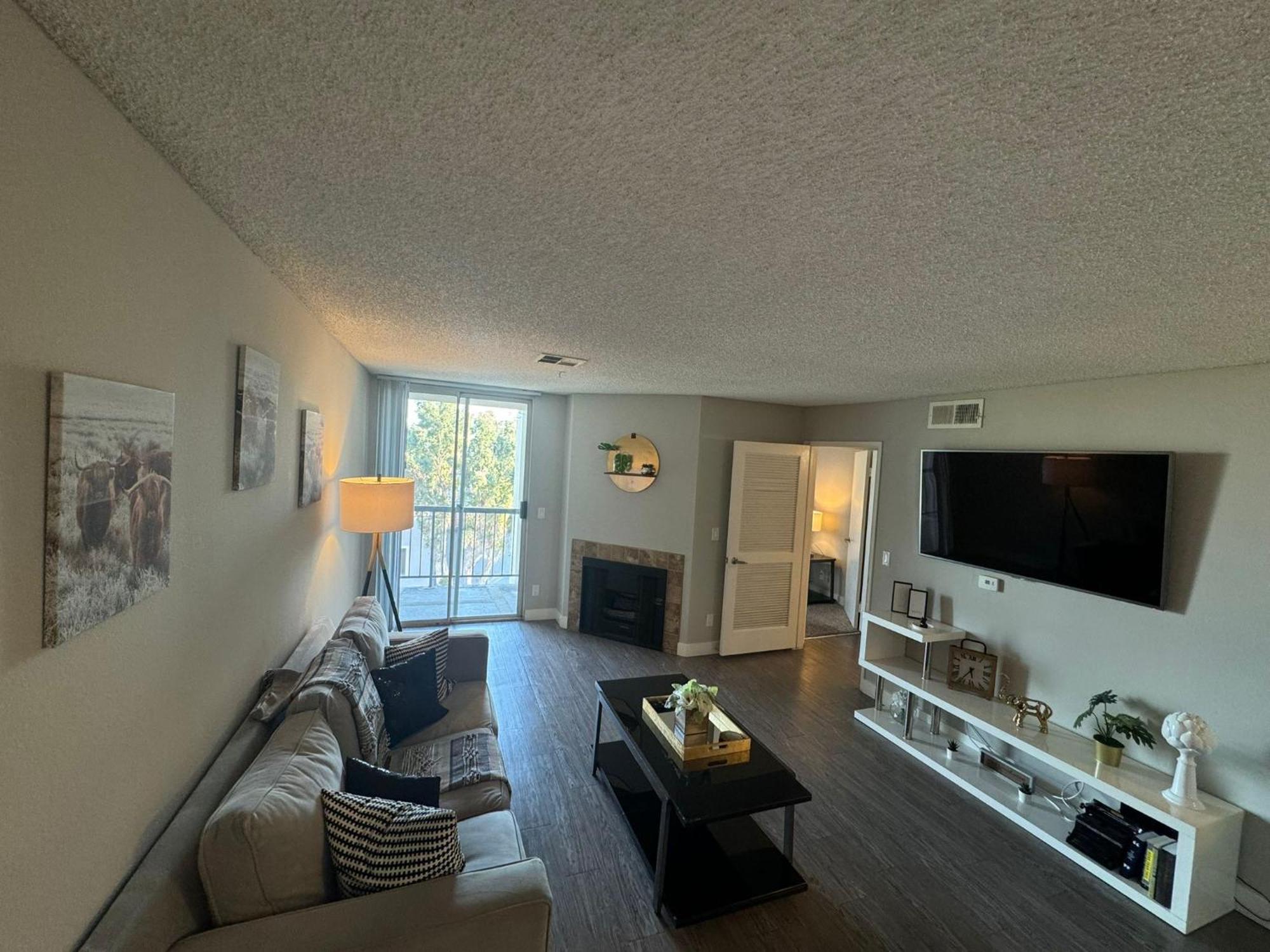 Incredible Two Bedroom Hollywood Apartments Free Parking ロサンゼルス エクステリア 写真