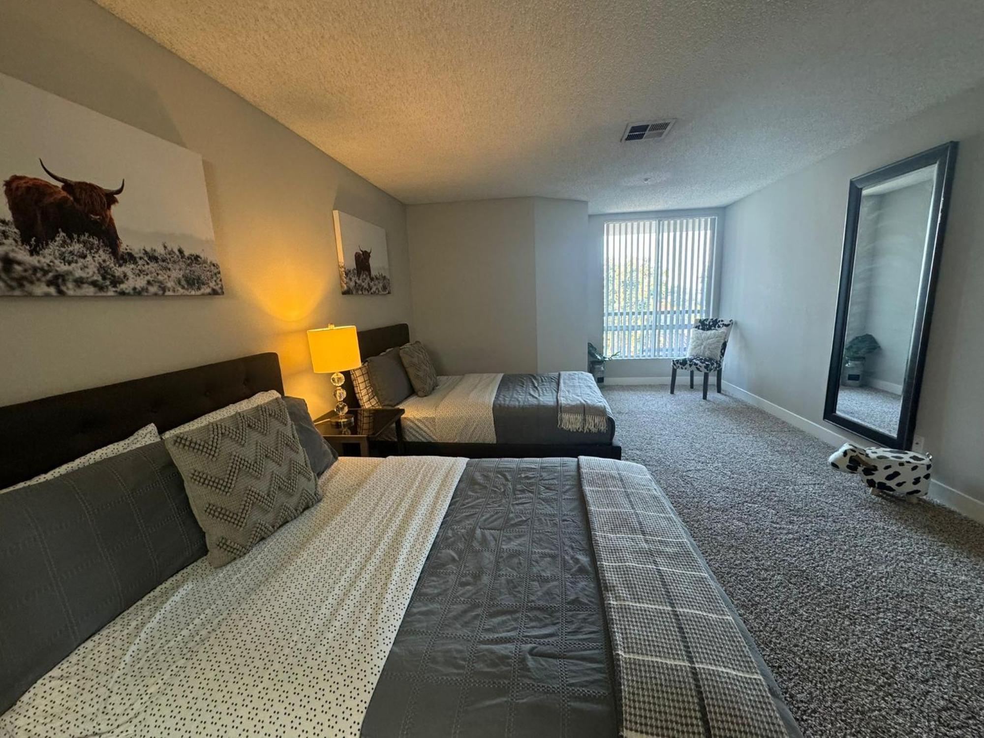 Incredible Two Bedroom Hollywood Apartments Free Parking ロサンゼルス エクステリア 写真