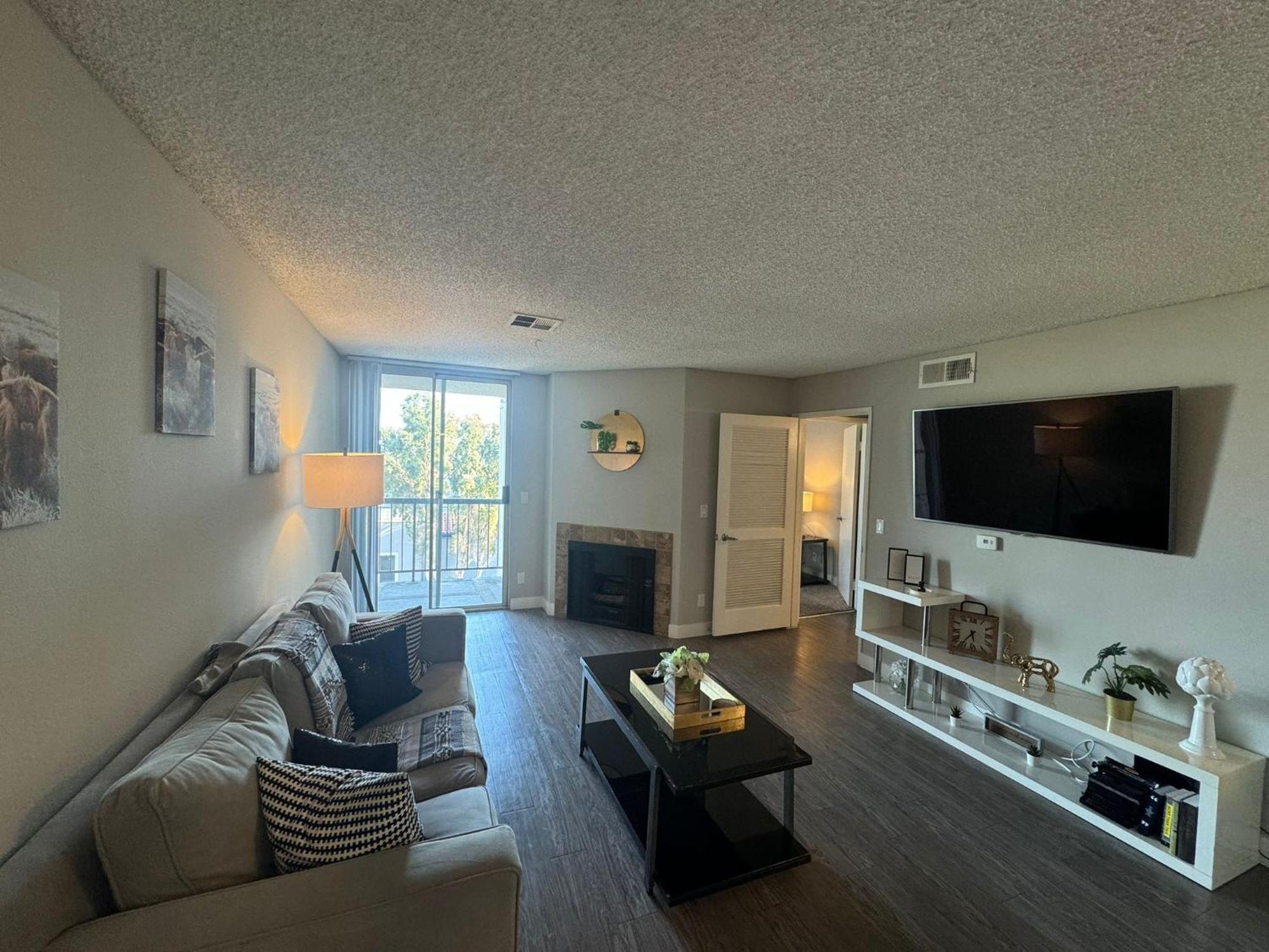 Incredible Two Bedroom Hollywood Apartments Free Parking ロサンゼルス エクステリア 写真