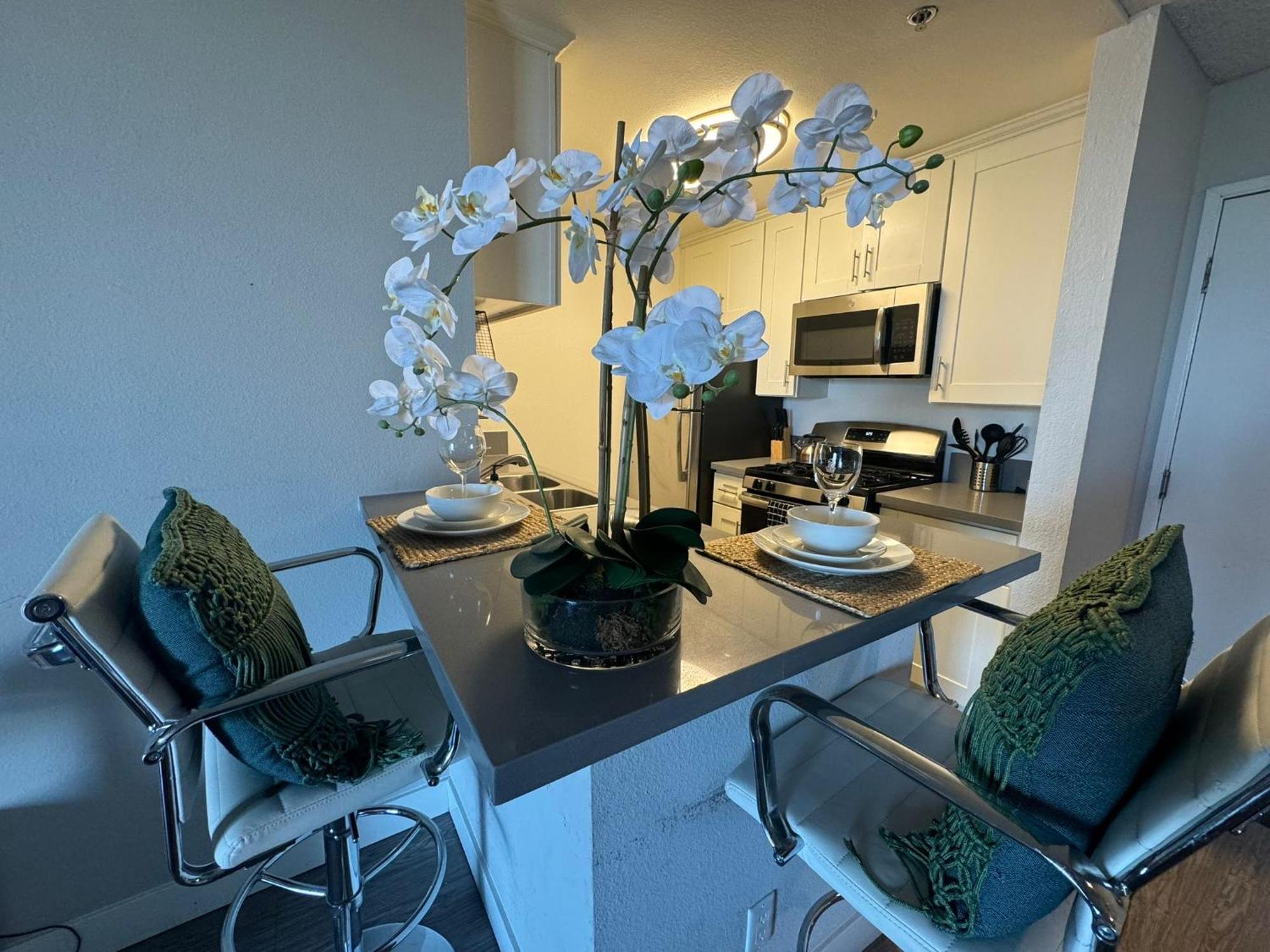 Incredible Two Bedroom Hollywood Apartments Free Parking ロサンゼルス エクステリア 写真