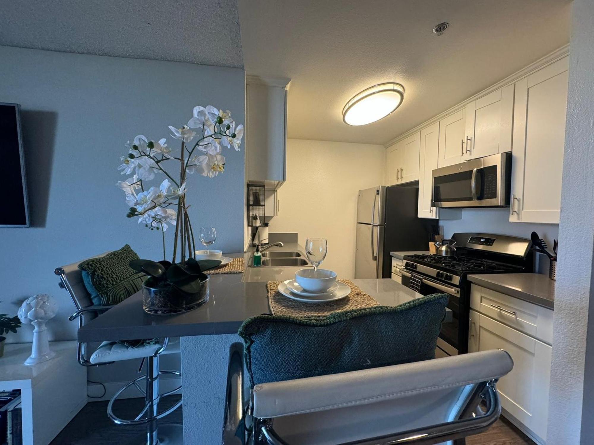 Incredible Two Bedroom Hollywood Apartments Free Parking ロサンゼルス エクステリア 写真