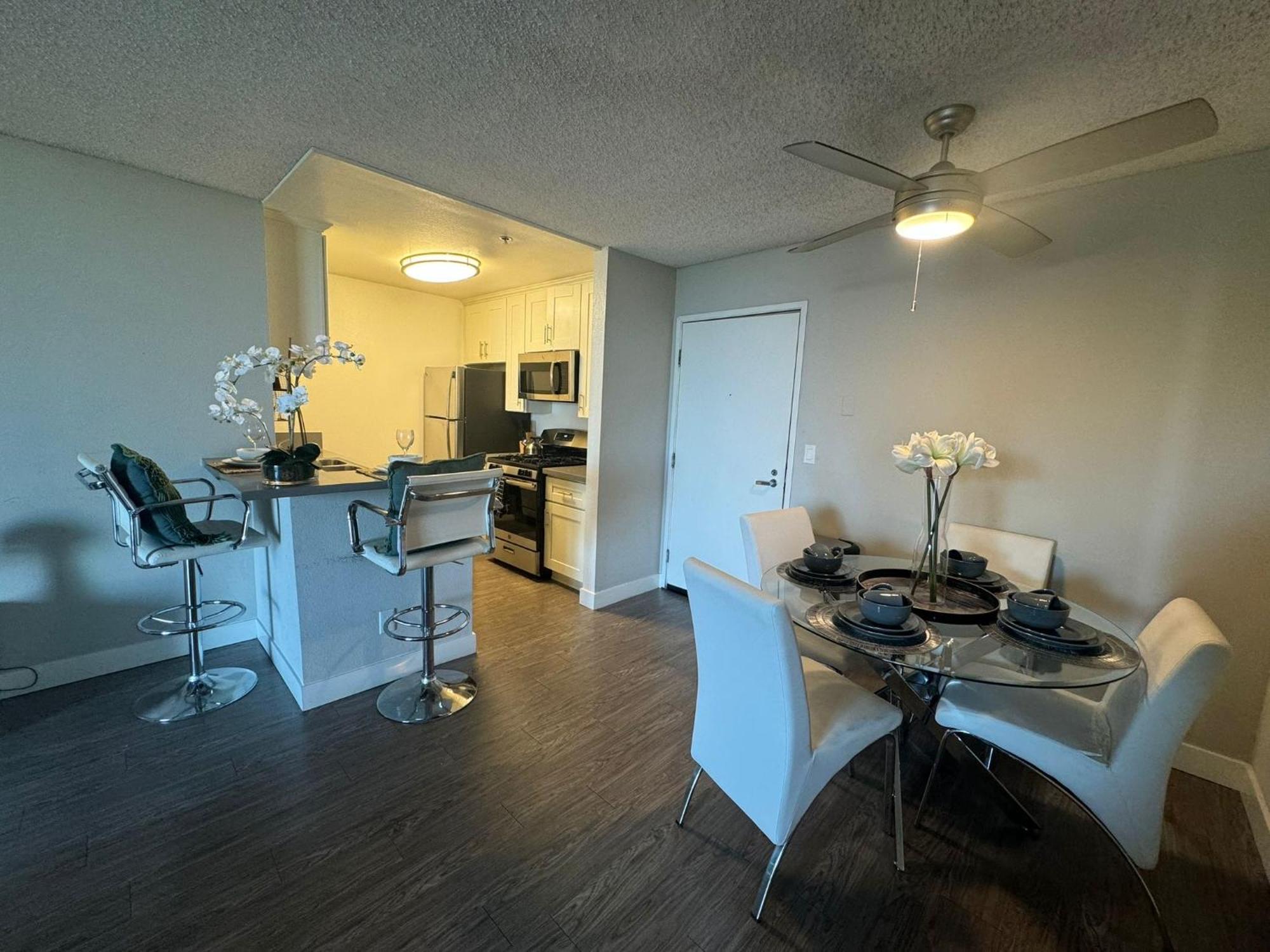 Incredible Two Bedroom Hollywood Apartments Free Parking ロサンゼルス エクステリア 写真