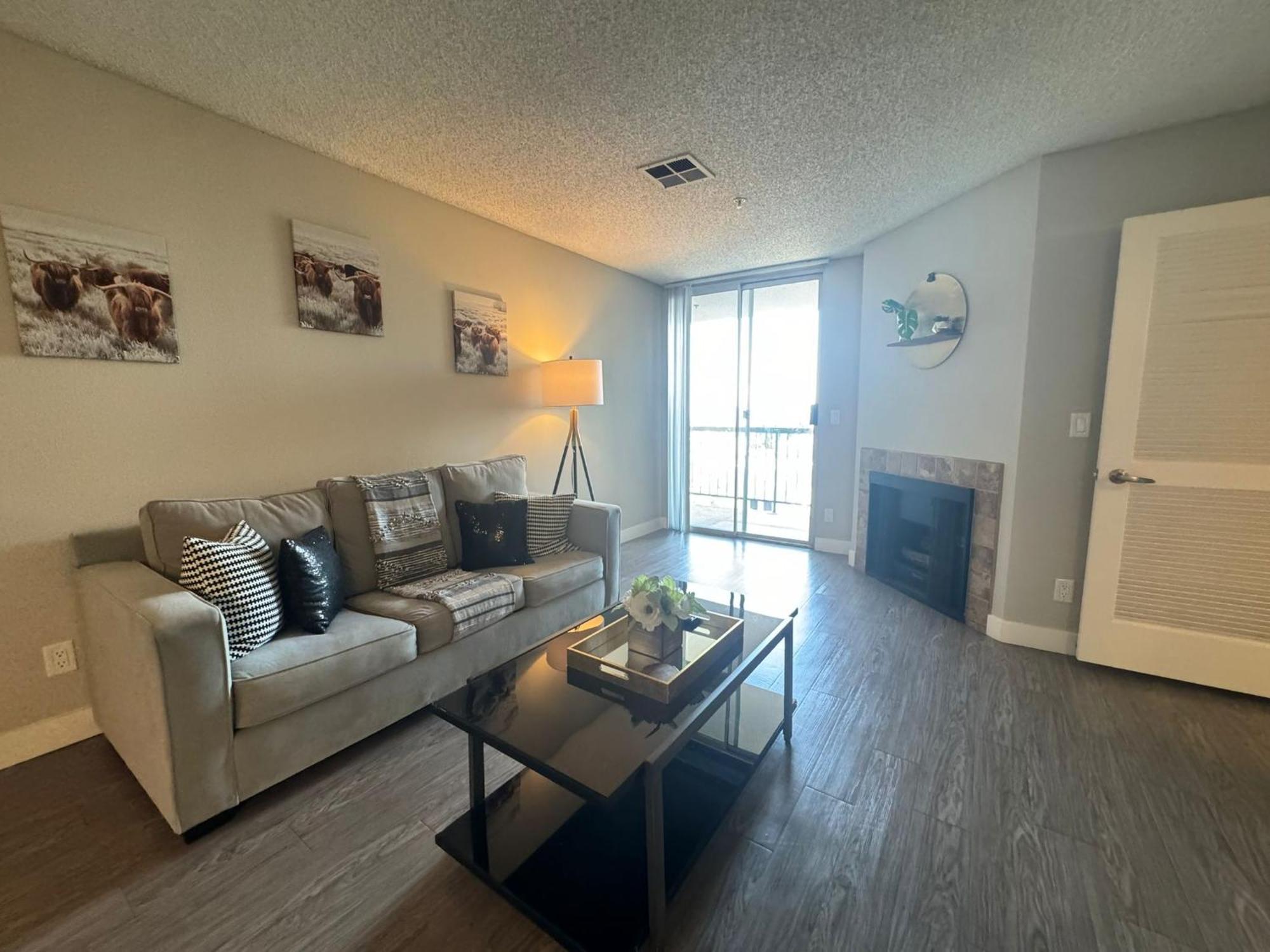 Incredible Two Bedroom Hollywood Apartments Free Parking ロサンゼルス エクステリア 写真