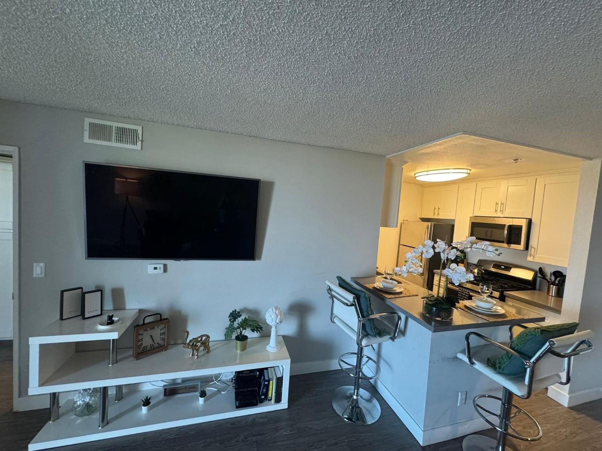 Incredible Two Bedroom Hollywood Apartments Free Parking ロサンゼルス エクステリア 写真