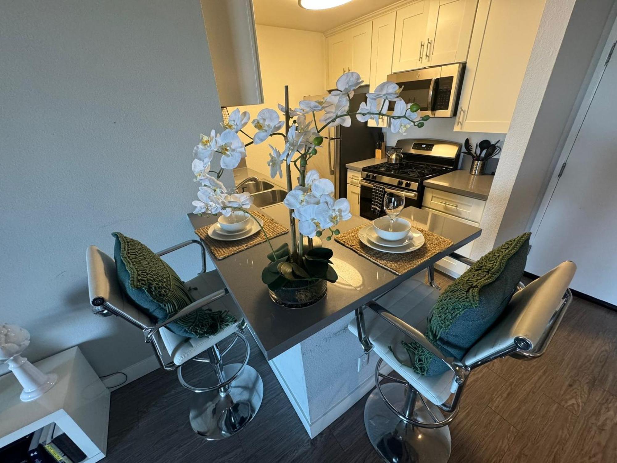 Incredible Two Bedroom Hollywood Apartments Free Parking ロサンゼルス エクステリア 写真
