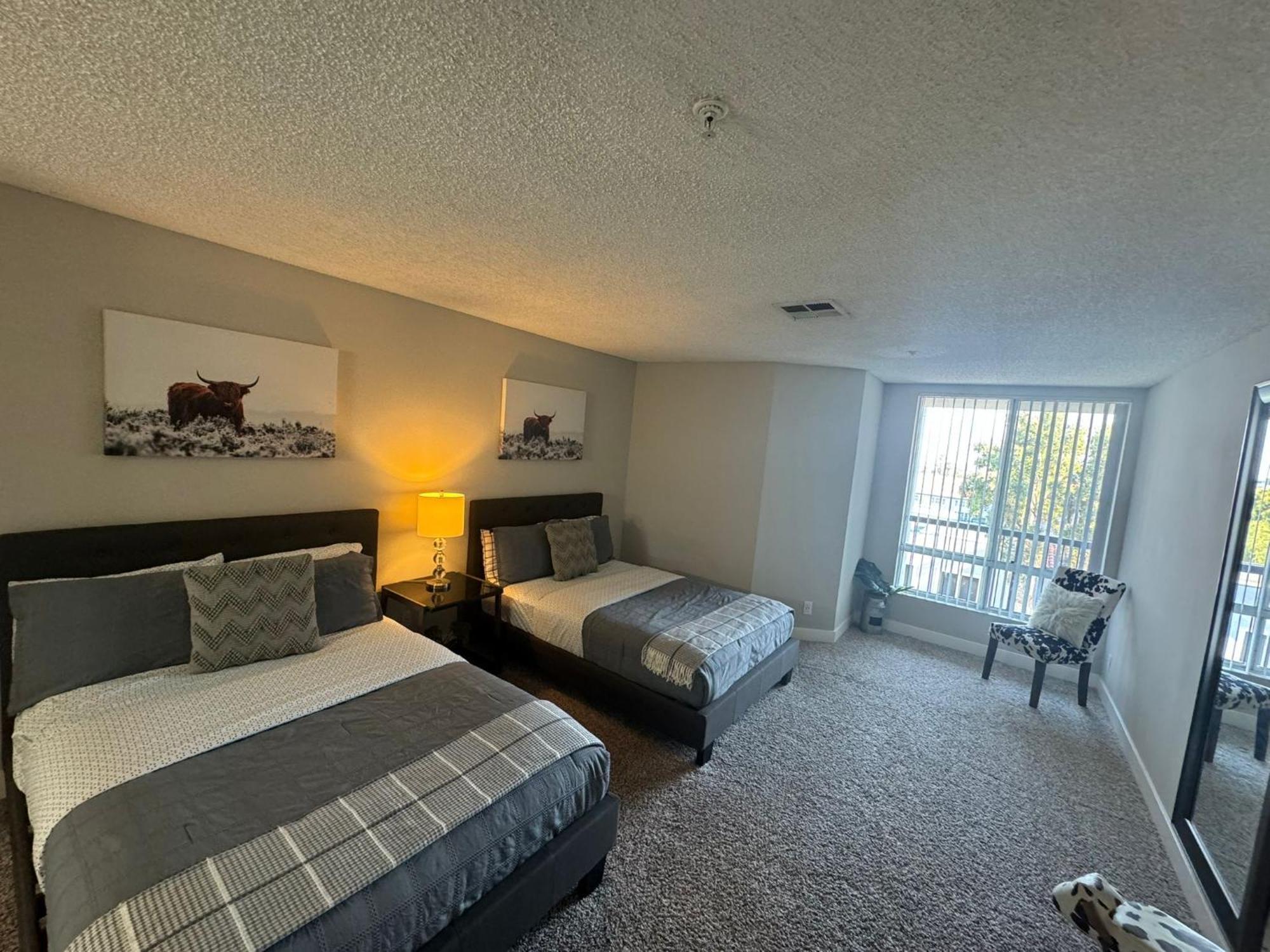 Incredible Two Bedroom Hollywood Apartments Free Parking ロサンゼルス エクステリア 写真