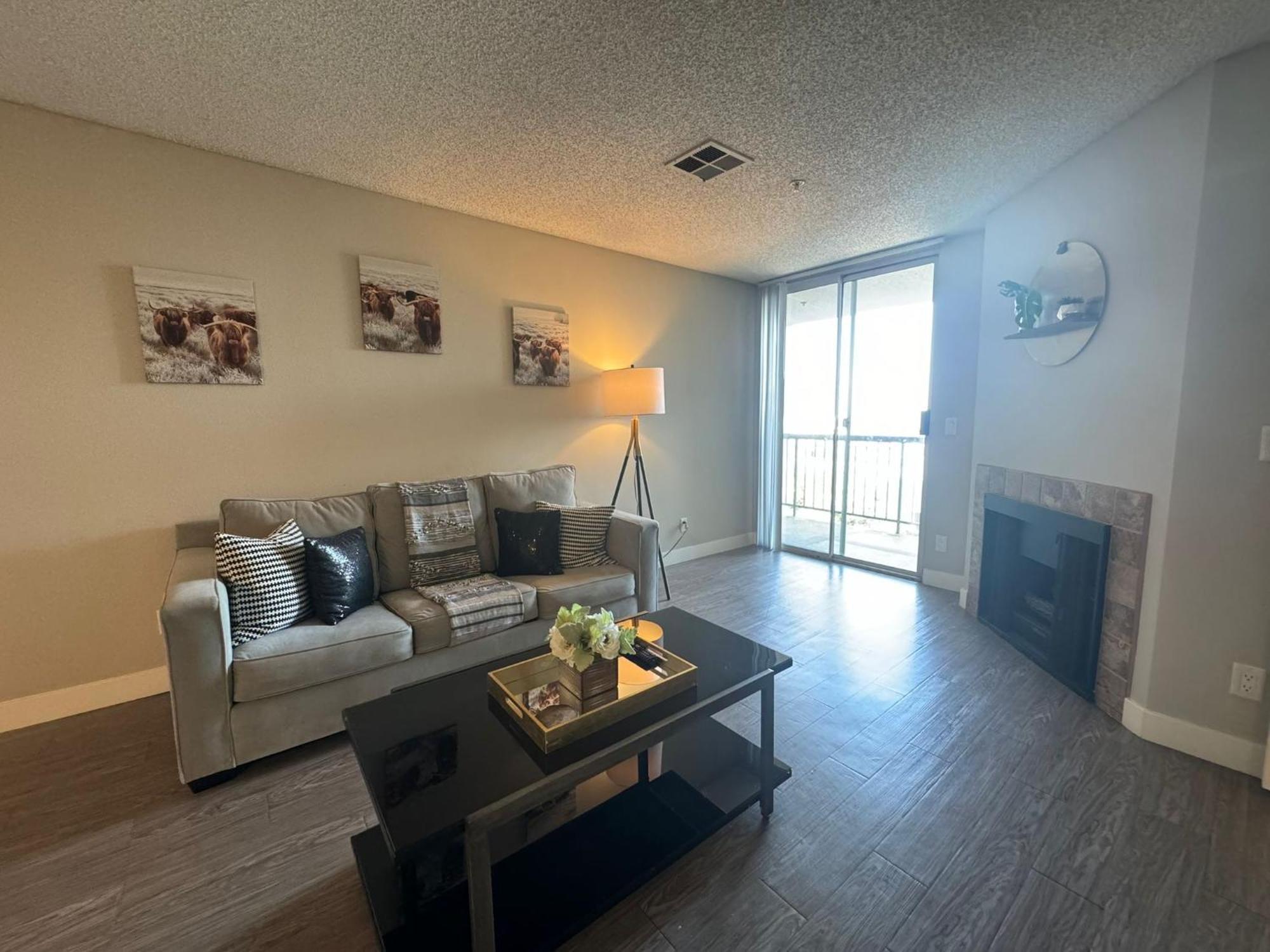 Incredible Two Bedroom Hollywood Apartments Free Parking ロサンゼルス エクステリア 写真