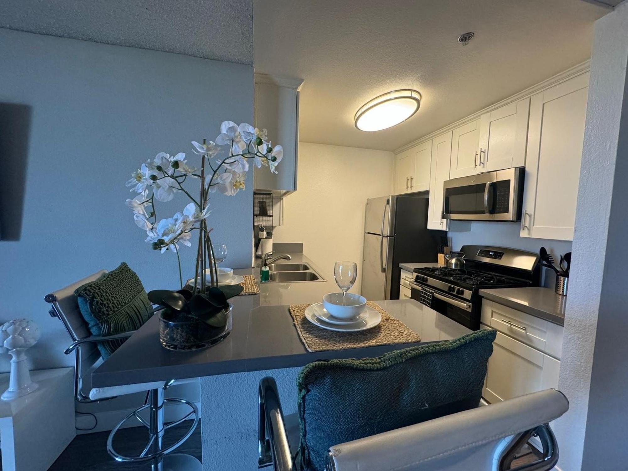 Incredible Two Bedroom Hollywood Apartments Free Parking ロサンゼルス エクステリア 写真