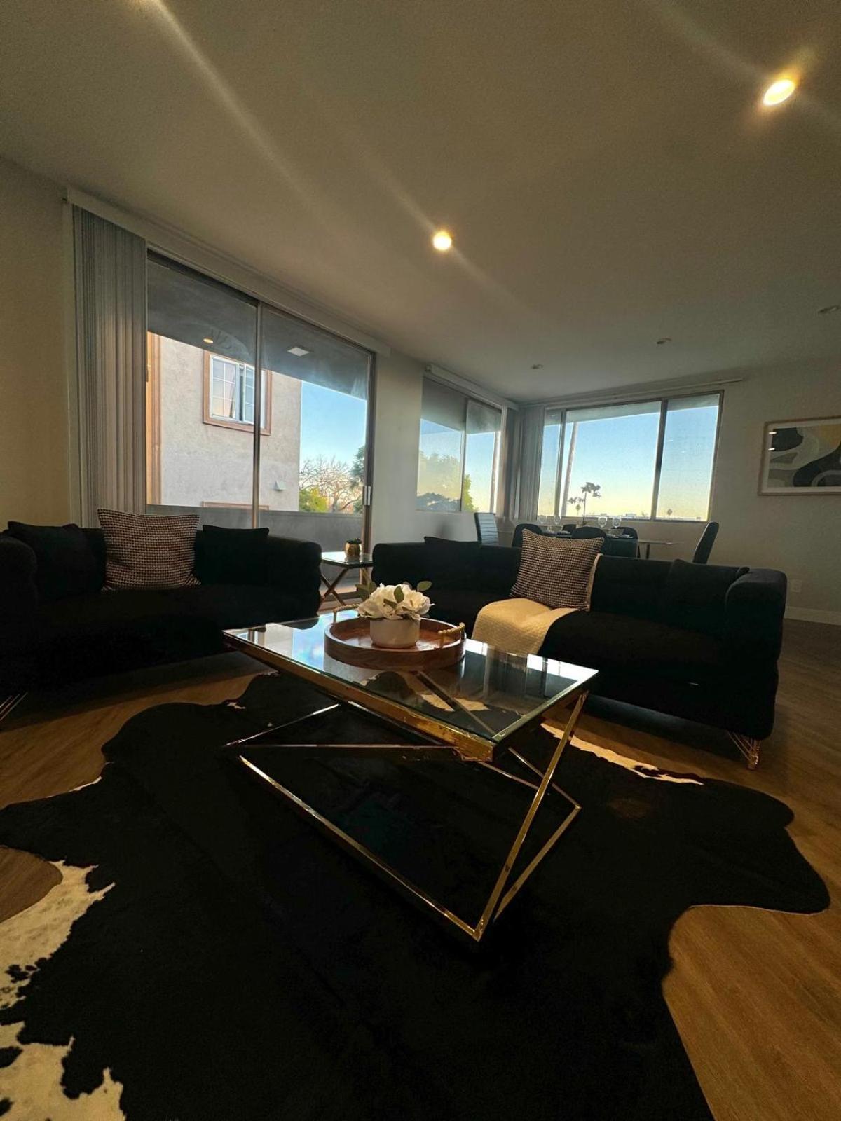 Incredible Two Bedroom Hollywood Apartments Free Parking ロサンゼルス エクステリア 写真