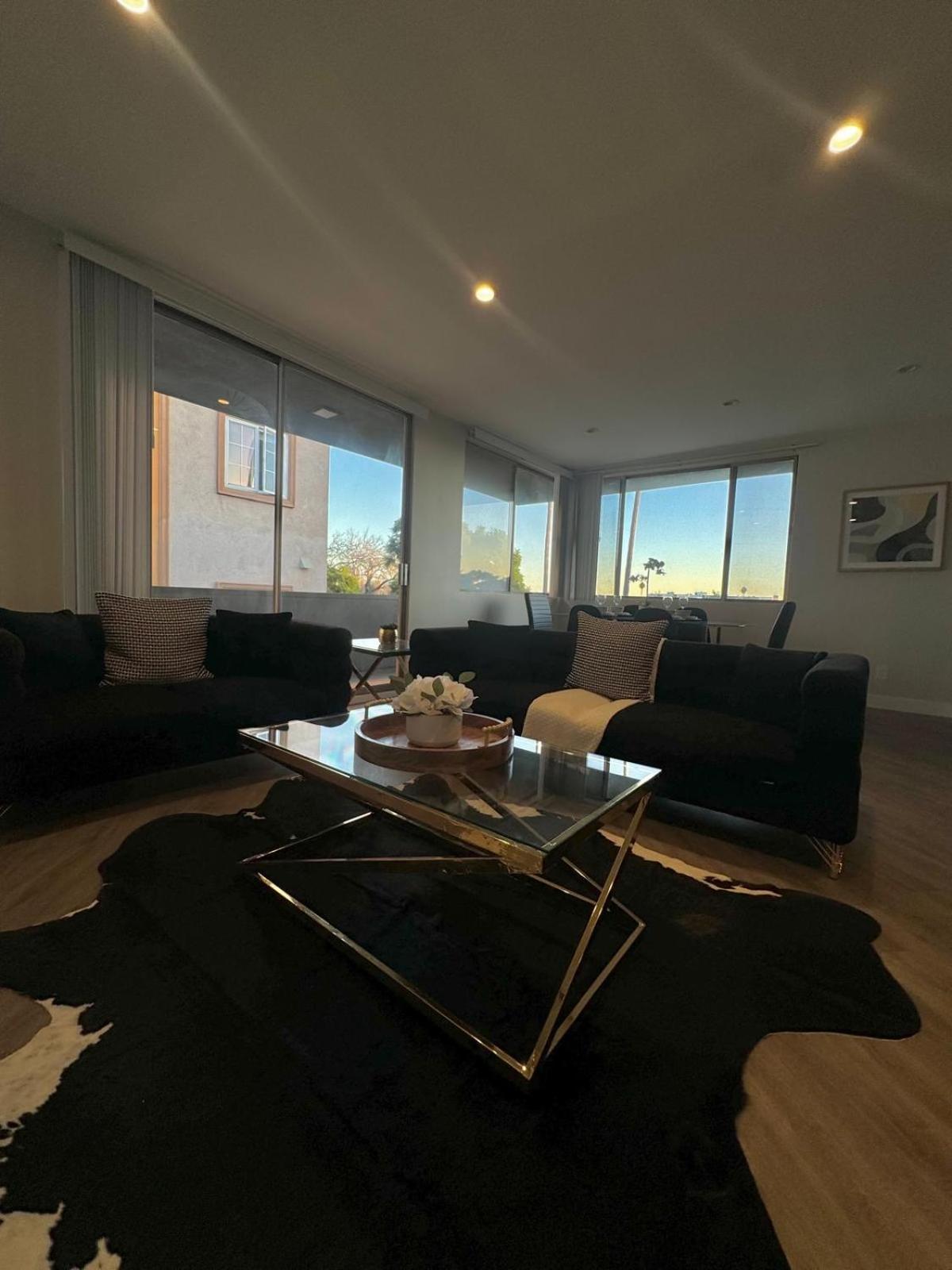 Incredible Two Bedroom Hollywood Apartments Free Parking ロサンゼルス エクステリア 写真