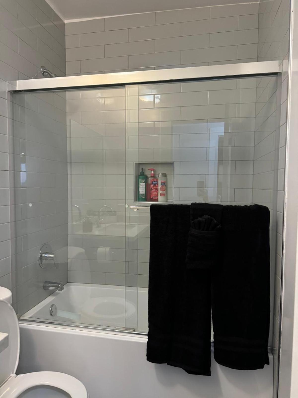 Incredible Two Bedroom Hollywood Apartments Free Parking ロサンゼルス エクステリア 写真