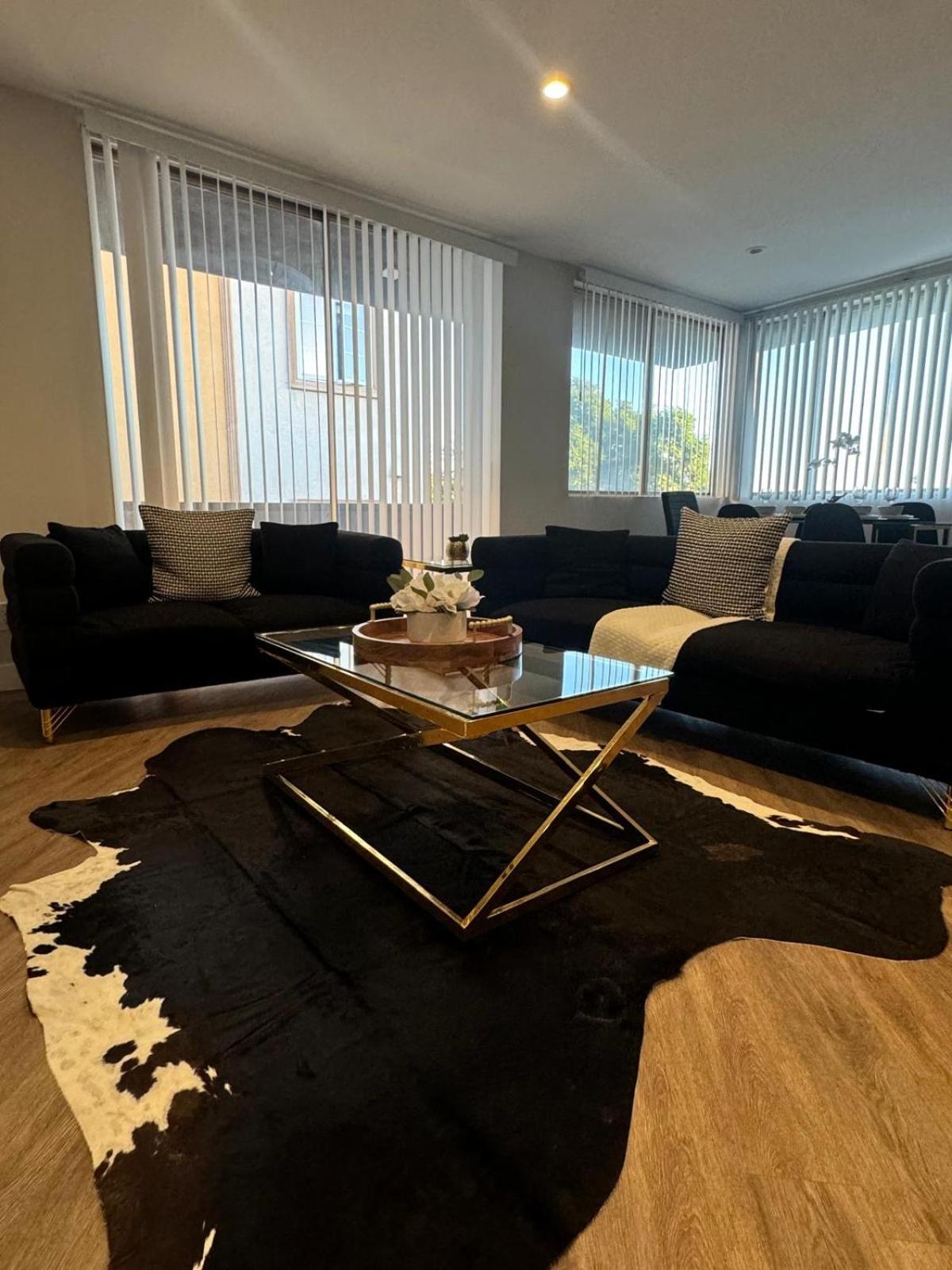 Incredible Two Bedroom Hollywood Apartments Free Parking ロサンゼルス エクステリア 写真