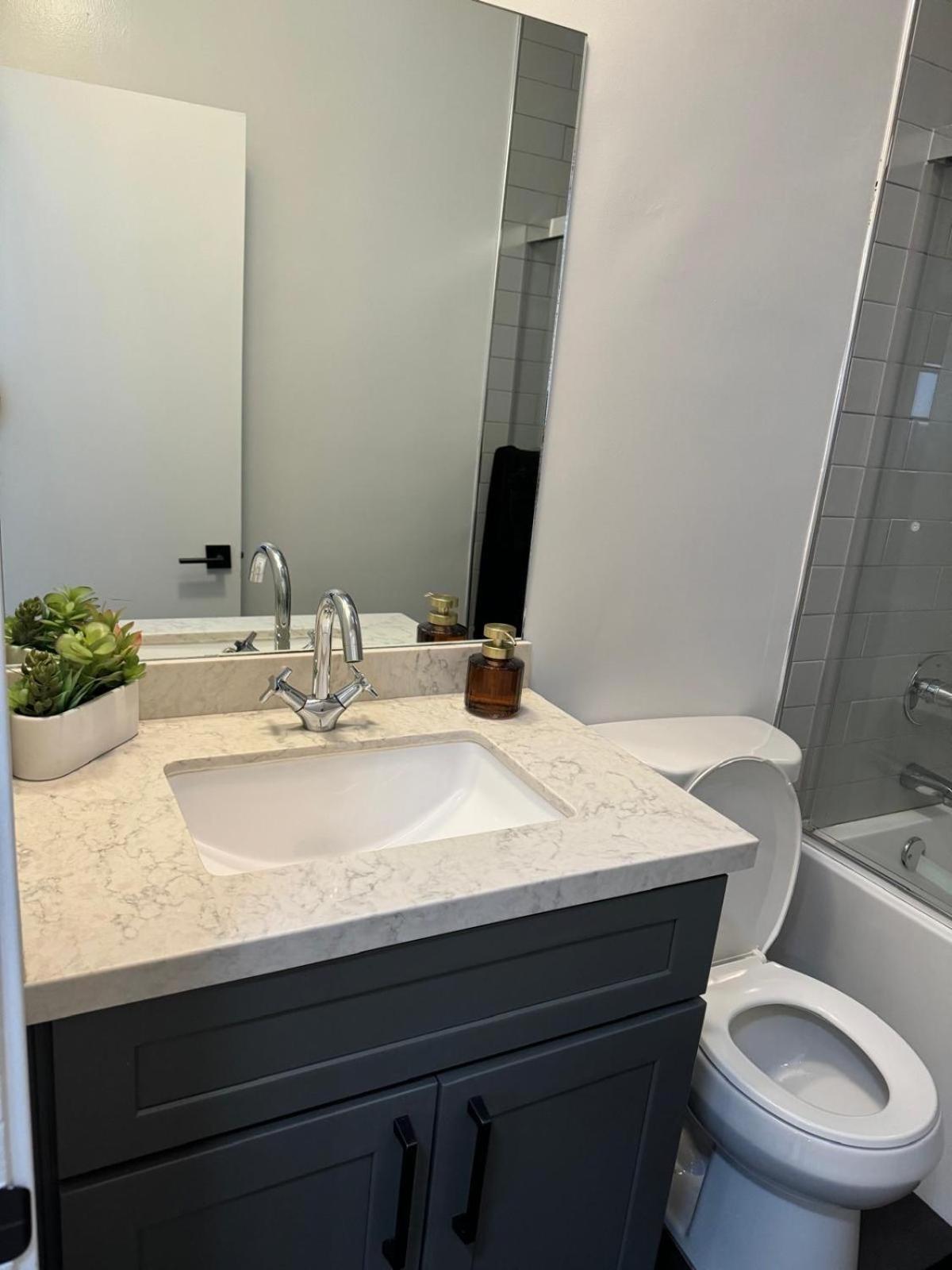 Incredible Two Bedroom Hollywood Apartments Free Parking ロサンゼルス エクステリア 写真