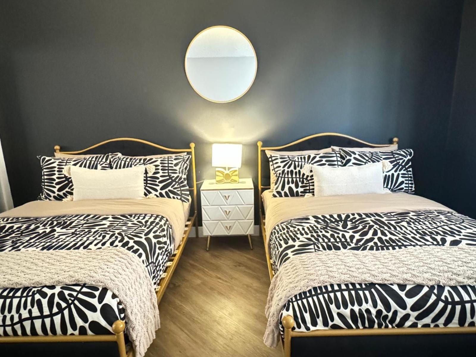 Incredible Two Bedroom Hollywood Apartments Free Parking ロサンゼルス エクステリア 写真