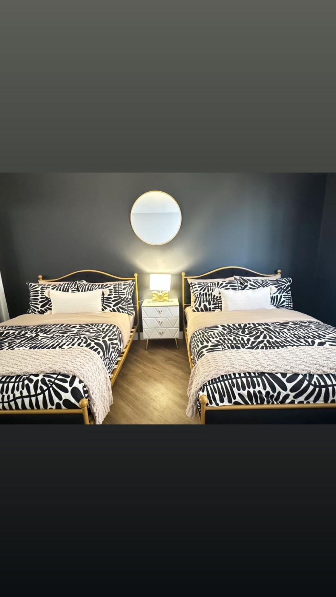 Incredible Two Bedroom Hollywood Apartments Free Parking ロサンゼルス エクステリア 写真