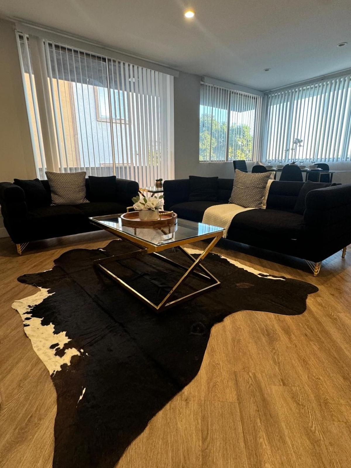 Incredible Two Bedroom Hollywood Apartments Free Parking ロサンゼルス エクステリア 写真