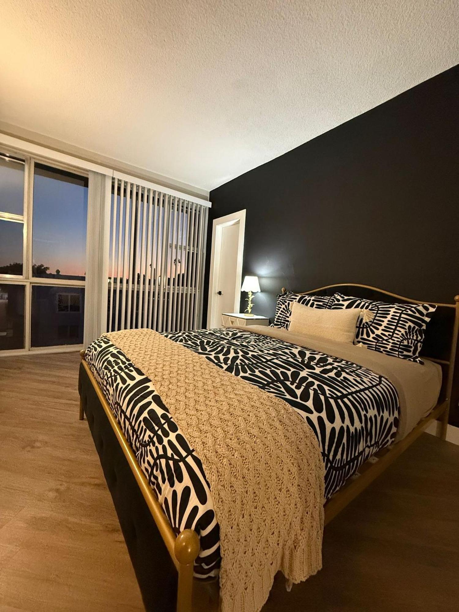 Incredible Two Bedroom Hollywood Apartments Free Parking ロサンゼルス エクステリア 写真